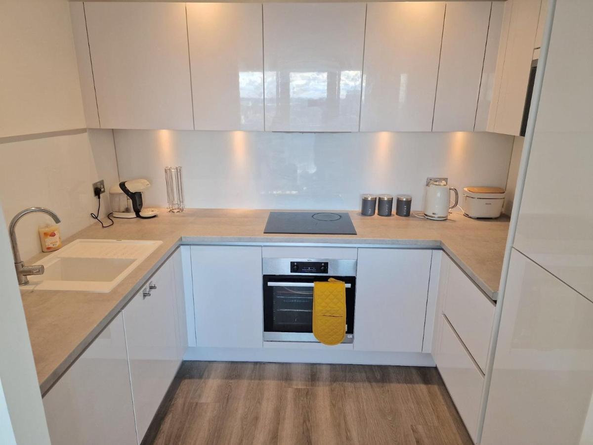 Apartment One Bedroom Near Southall Station! *